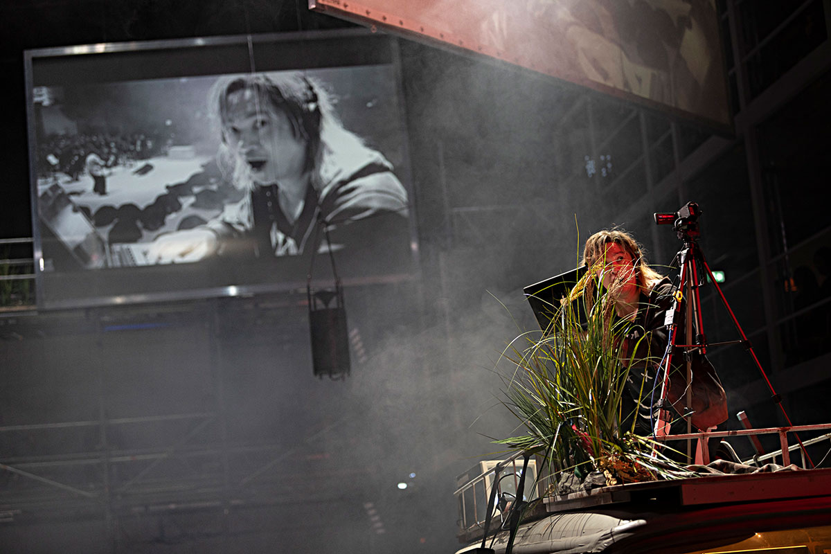 Szene aus Requiem, Oper Halle, Kostüme: Mechthild Feuerstein, Foto: Falk Wenzel/ Sebastian Hannack