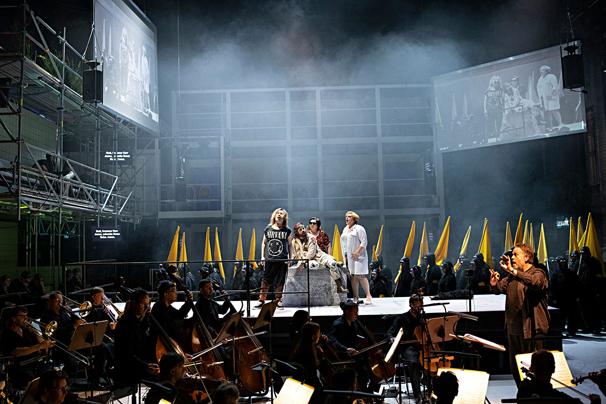 Szene aus Requiem, Oper Halle, Kostüme: Mechthild Feuerstein, Foto: Falk Wenzel/ Sebastian Hannack