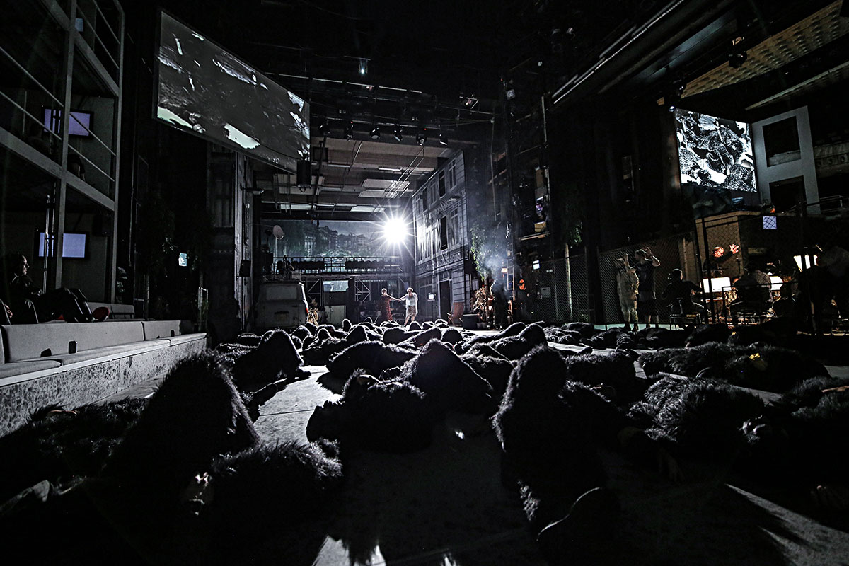 Szene aus Requiem, Oper Halle, Kostüme: Mechthild Feuerstein, Foto: Falk Wenzel/ Sebastian Hannack