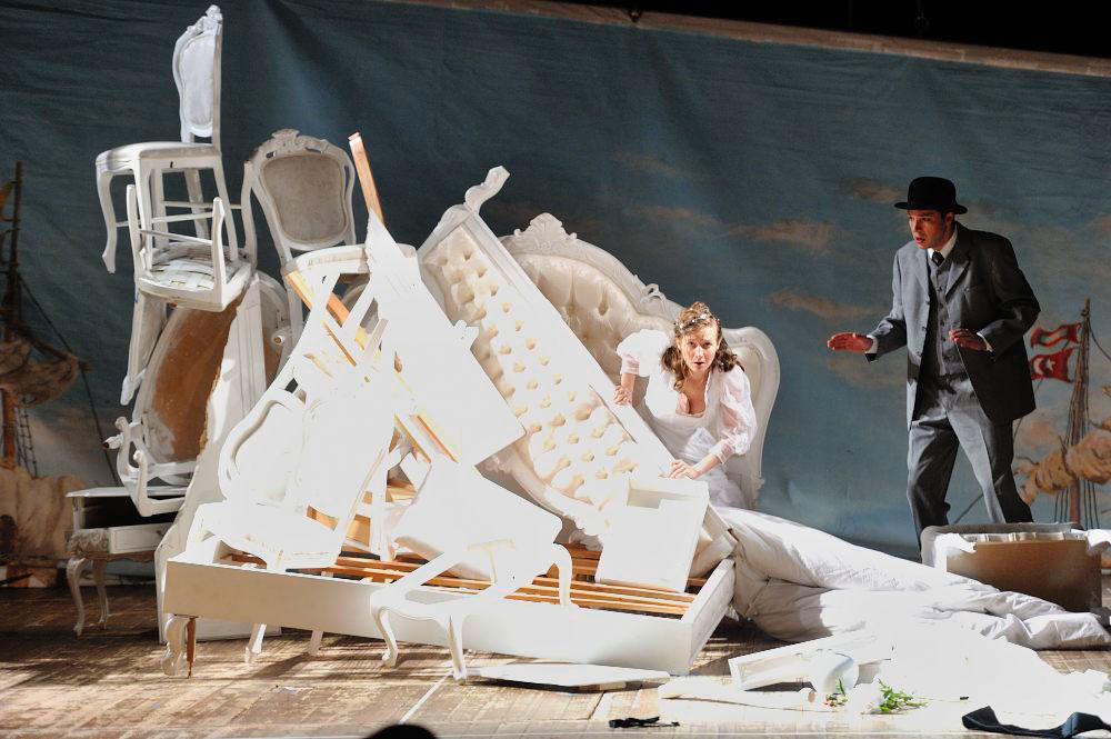Szene aus Riccardo Primo, Lauttencompagney/ Händelfestspiele Halle/ Schlossfestspiele Ludwigsburg, Bühne und Kostüme: Mechthild Feuerstein, Foto: Oliver Fantitsch