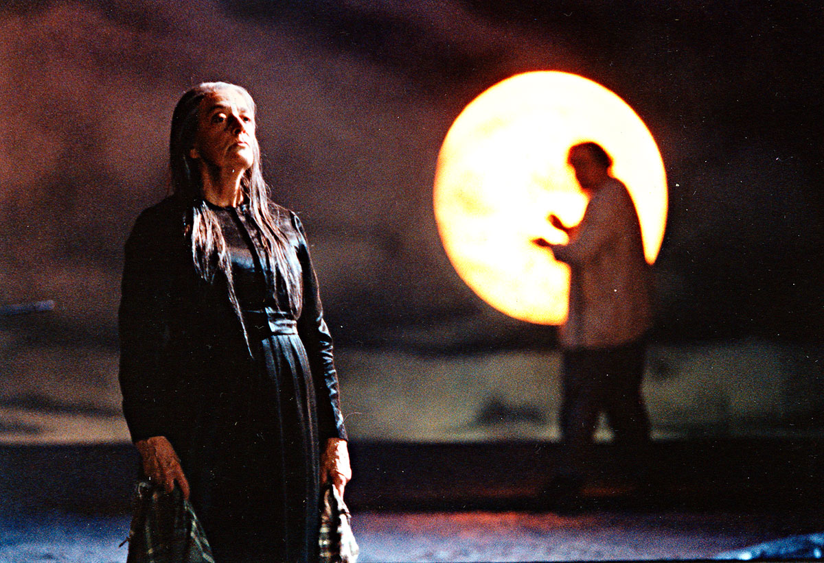 Szene aus Die Riesen vom Berge, Staatstheater Oldenburg, Kostüme: Mechthild Feuerstein, Foto: Oliver Fantitsch