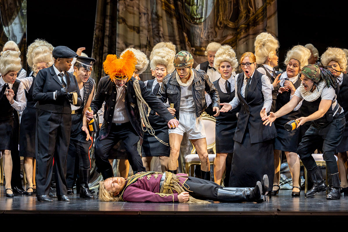 Szene aus Der Rosenkavalier, Tiroler Landestheater, Kostümbild: Mechthild Feuerstein, Foto: Birgit Gufler