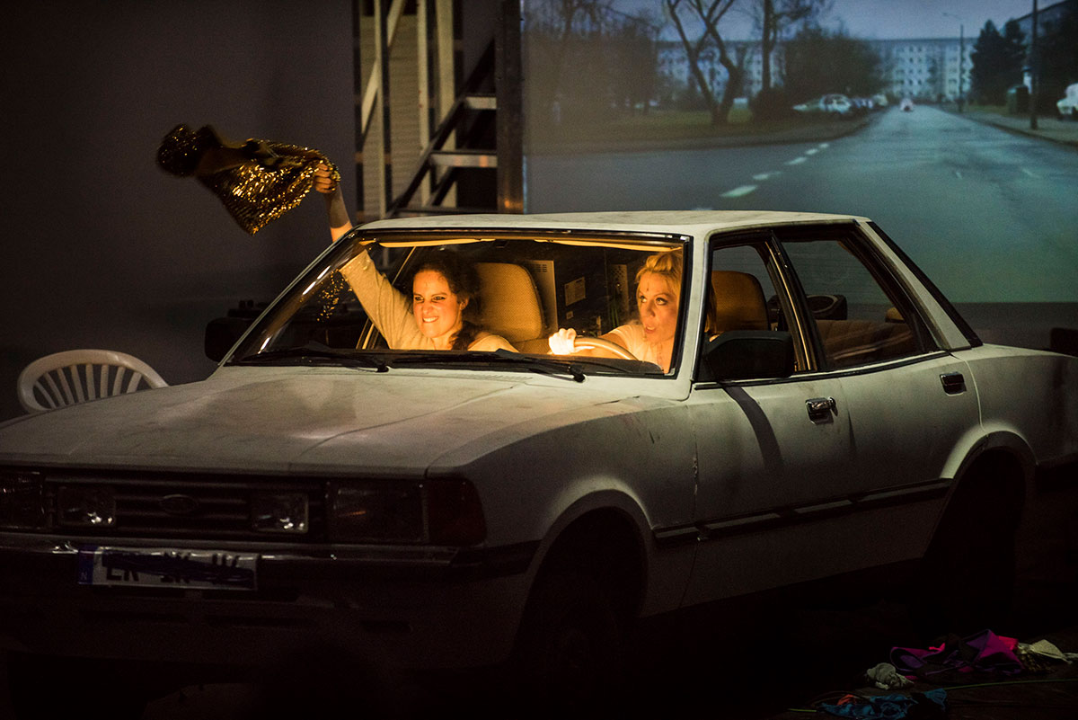 Szene aus Sacrifice, Oper Halle, Kostüme: Mechthild Feuerstein, Foto: Falk Wenzel