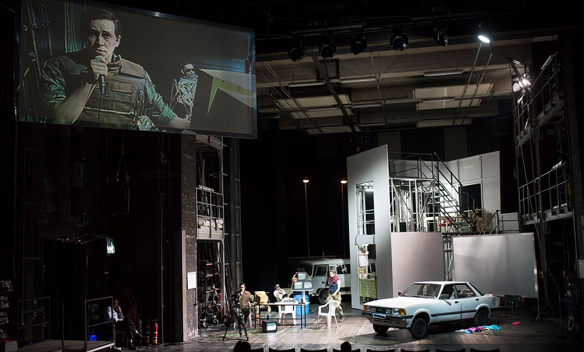 Szene aus Sacrifice, Oper Halle, Kostüme: Mechthild Feuerstein, Foto: Falk Wenzel