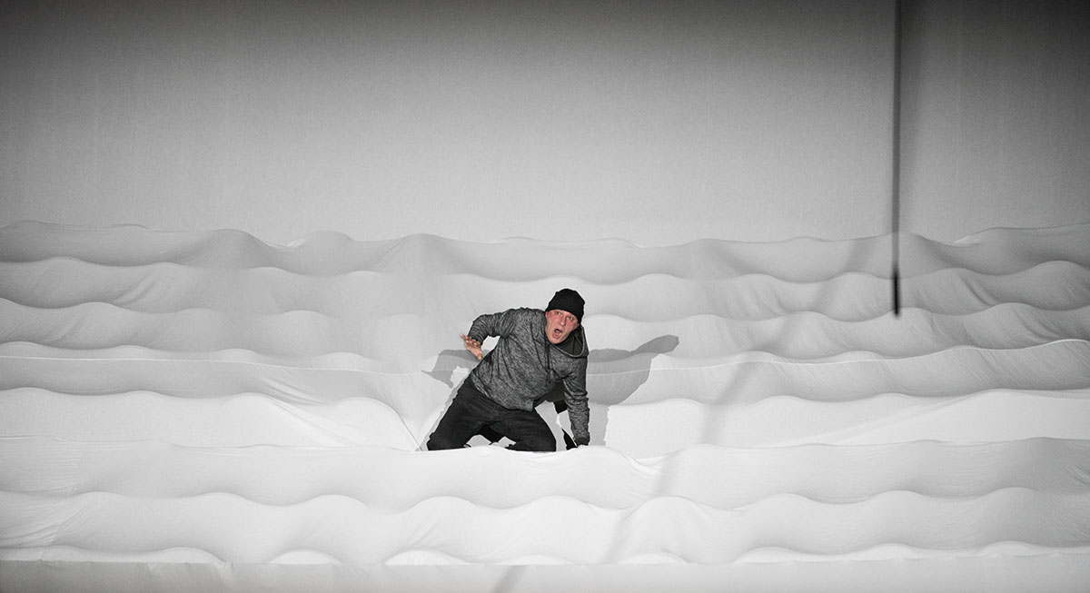 Szene aus Sacrifice, Oper Halle, Kostüme: Mechthild Feuerstein, Foto: Falk Wenzel