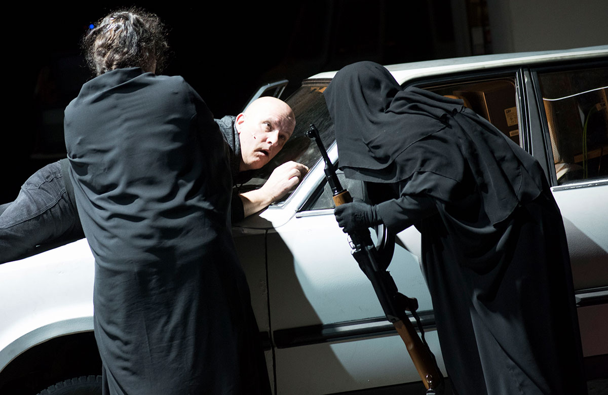 Szene aus Sacrifice, Oper Halle, Kostüme: Mechthild Feuerstein, Foto: Falk Wenzel