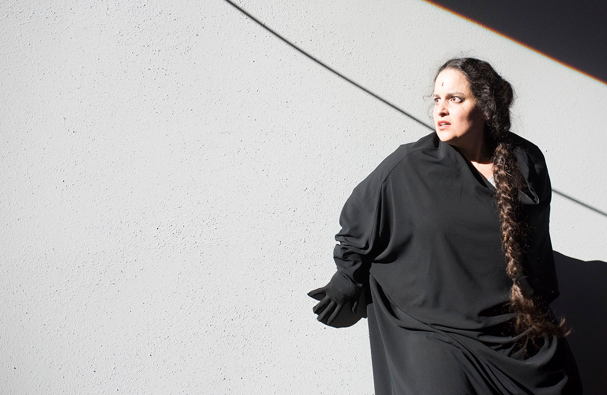 Szene aus Sacrifice, Oper Halle, Kostüme: Mechthild Feuerstein, Foto: Falk Wenzel