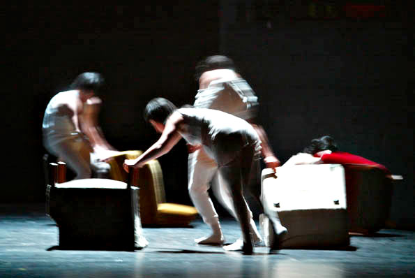Szene aus Der gute Mensch von Sezuan, Theater St. Gallen, Kostüme: Mechthild Feuerstein, Foto: Oliver Fantitsch