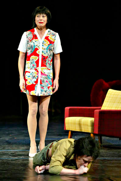 Szene aus Der gute Mensch von Sezuan, Theater St. Gallen, Kostüme: Mechthild Feuerstein, Foto: Oliver Fantitsch
