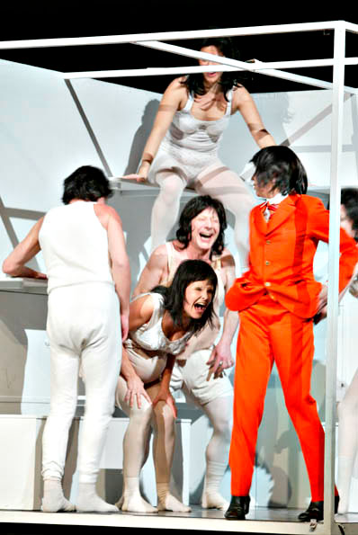 Szene aus Der gute Mensch von Sezuan, Theater St. Gallen, Kostüme: Mechthild Feuerstein, Foto: Oliver Fantitsch