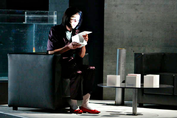 Szene aus Der gute Mensch von Sezuan, Theater St. Gallen, Kostüme: Mechthild Feuerstein, Foto: Oliver Fantitsch