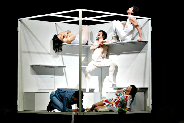 Szene aus Der gute Mensch von Sezuan, Theater St. Gallen, Kostüme: Mechthild Feuerstein, Foto: Oliver Fantitsch