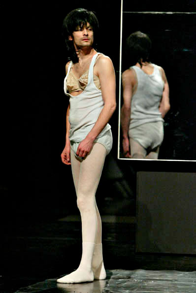 Szene aus Der gute Mensch von Sezuan, Theater St. Gallen, Kostüme: Mechthild Feuerstein, Foto: Oliver Fantitsch