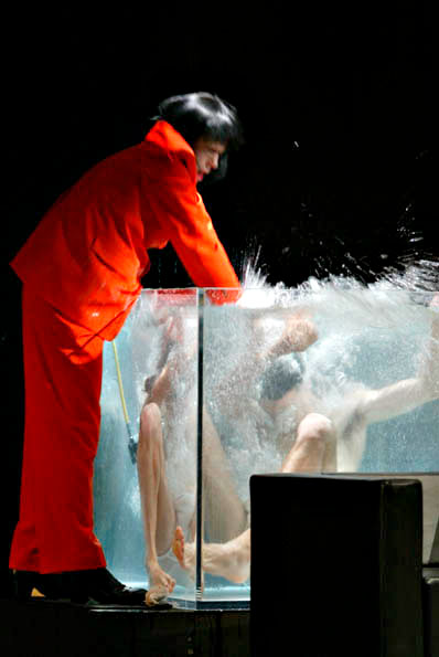 Szene aus Der gute Mensch von Sezuan, Theater St. Gallen, Kostüme: Mechthild Feuerstein, Foto: Oliver Fantitsch