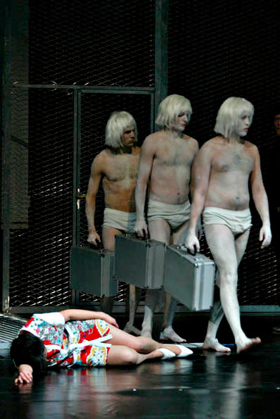 Szene aus Der gute Mensch von Sezuan, Theater St. Gallen, Kostüme: Mechthild Feuerstein, Foto: Oliver Fantitsch