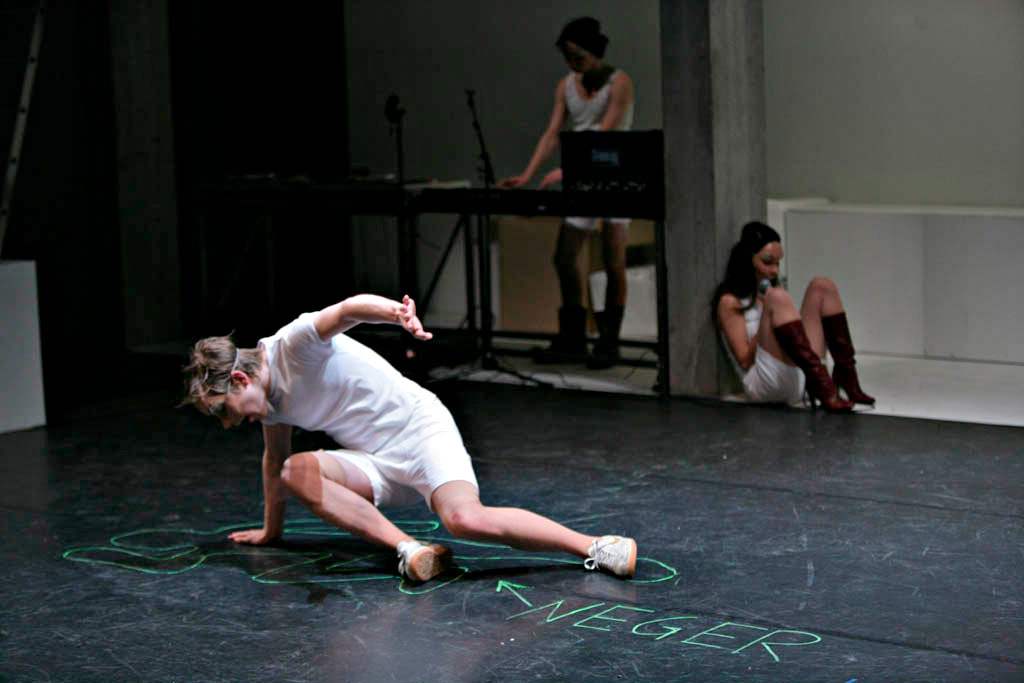 Szene aus Strassenecke, Theater an der Sihl Zürich, Kostüme: Mechthild Feuerstein, Foto: Oliver Fantitsch