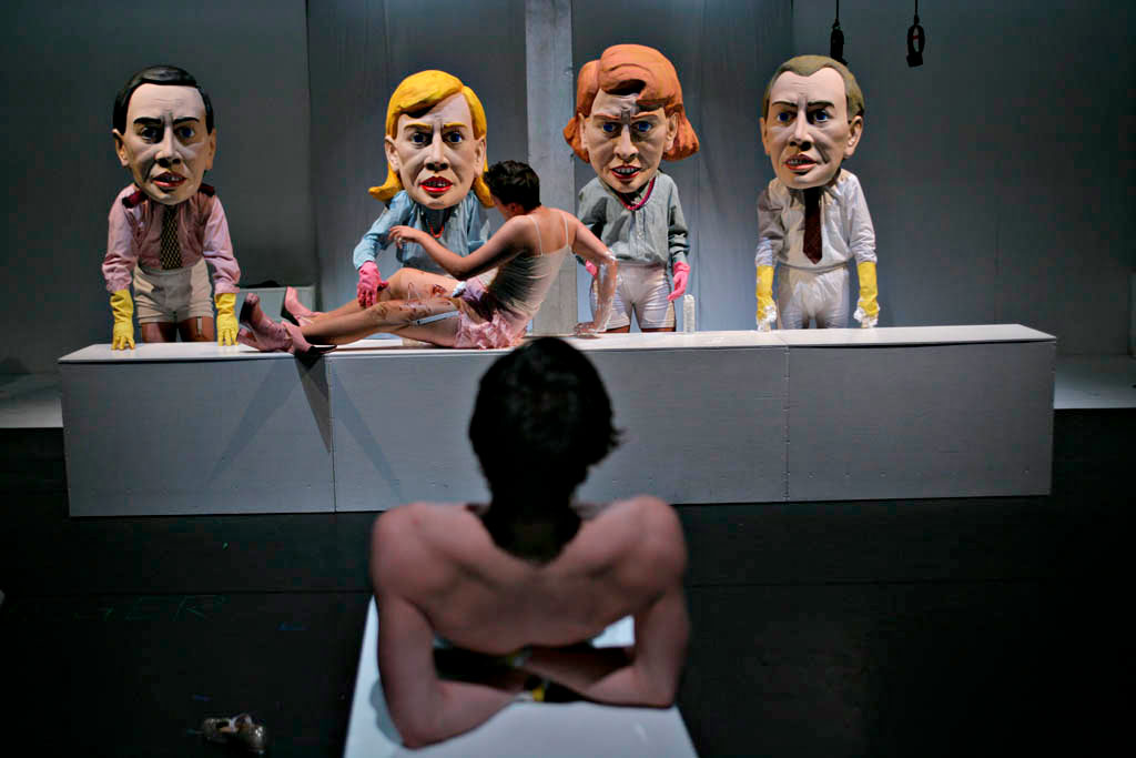 Szene aus Strassenecke, Theater an der Sihl Zürich, Kostüme: Mechthild Feuerstein, Foto: Oliver Fantitsch