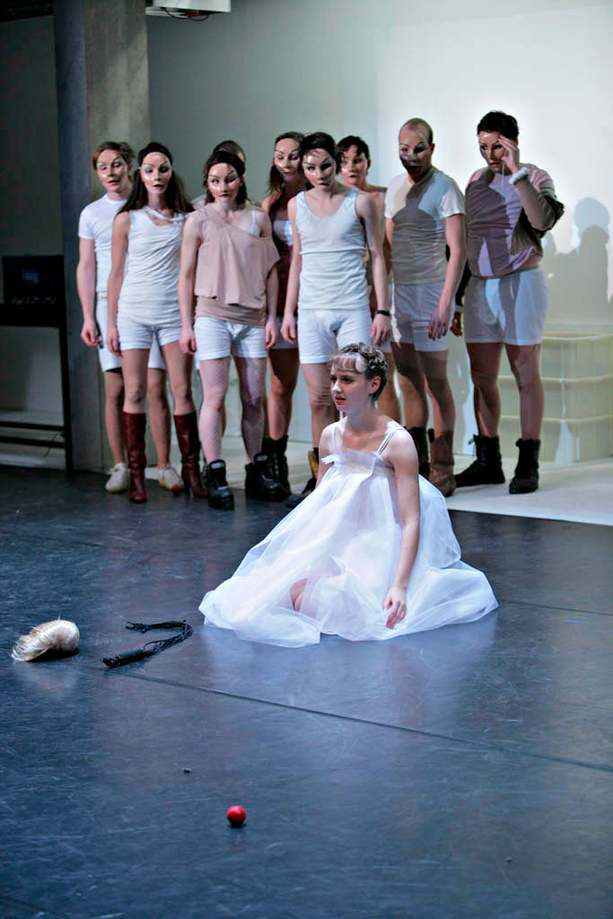 Szene aus Strassenecke, Theater an der Sihl Zürich, Kostüme: Mechthild Feuerstein, Foto: Oliver Fantitsch