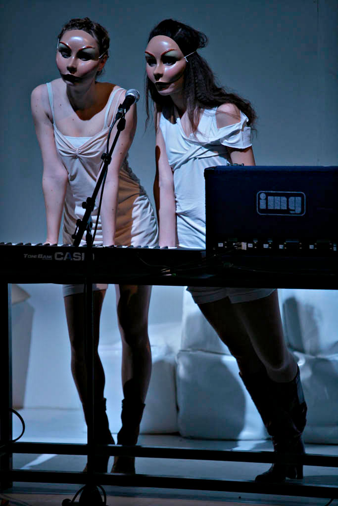 Szene aus Strassenecke, Theater an der Sihl Zürich, Kostüme: Mechthild Feuerstein, Foto: Oliver Fantitsch