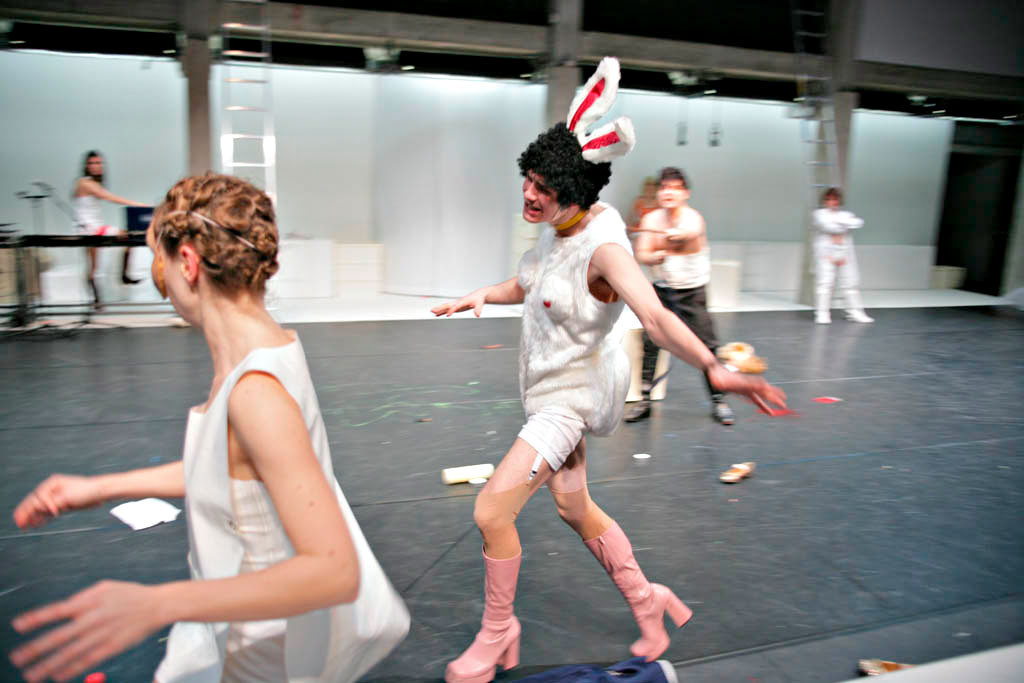 Szene aus Strassenecke, Theater an der Sihl Zürich, Kostüme: Mechthild Feuerstein, Foto: Oliver Fantitsch