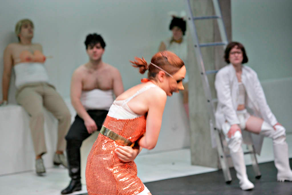 Szene aus Strassenecke, Theater an der Sihl Zürich, Kostüme: Mechthild Feuerstein, Foto: Oliver Fantitsch