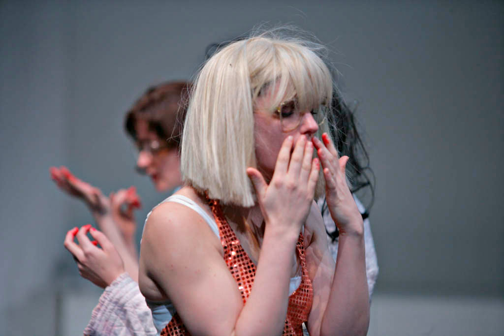 Szene aus Strassenecke, Theater an der Sihl Zürich, Kostüme: Mechthild Feuerstein, Foto: Oliver Fantitsch