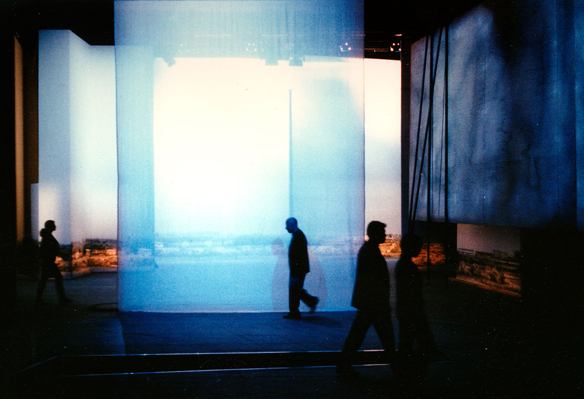 Szene aus Die Stunde da wir nichts voneinander wußten, Staatstheater Braunschweig, Kostüme: Mechthild Feuerstein, Foto: Oliver Fantitsch