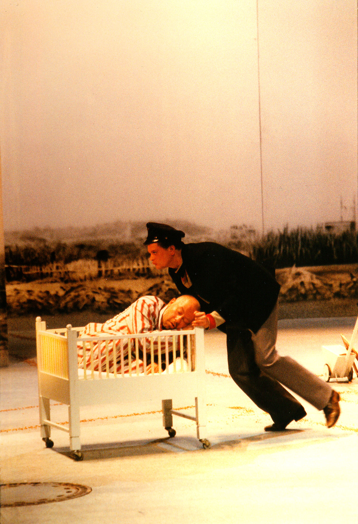 Szene aus Die Stunde da wir nichts voneinander wußten, Staatstheater Braunschweig, Kostüme: Mechthild Feuerstein, Foto: Oliver Fantitsch