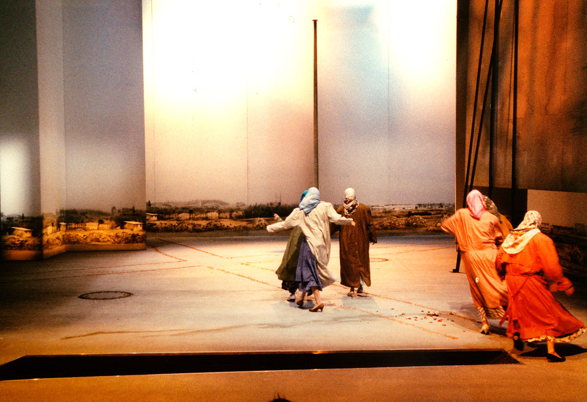 Szene aus Die Stunde da wir nichts voneinander wußten, Staatstheater Braunschweig, Kostüme: Mechthild Feuerstein, Foto: Oliver Fantitsch