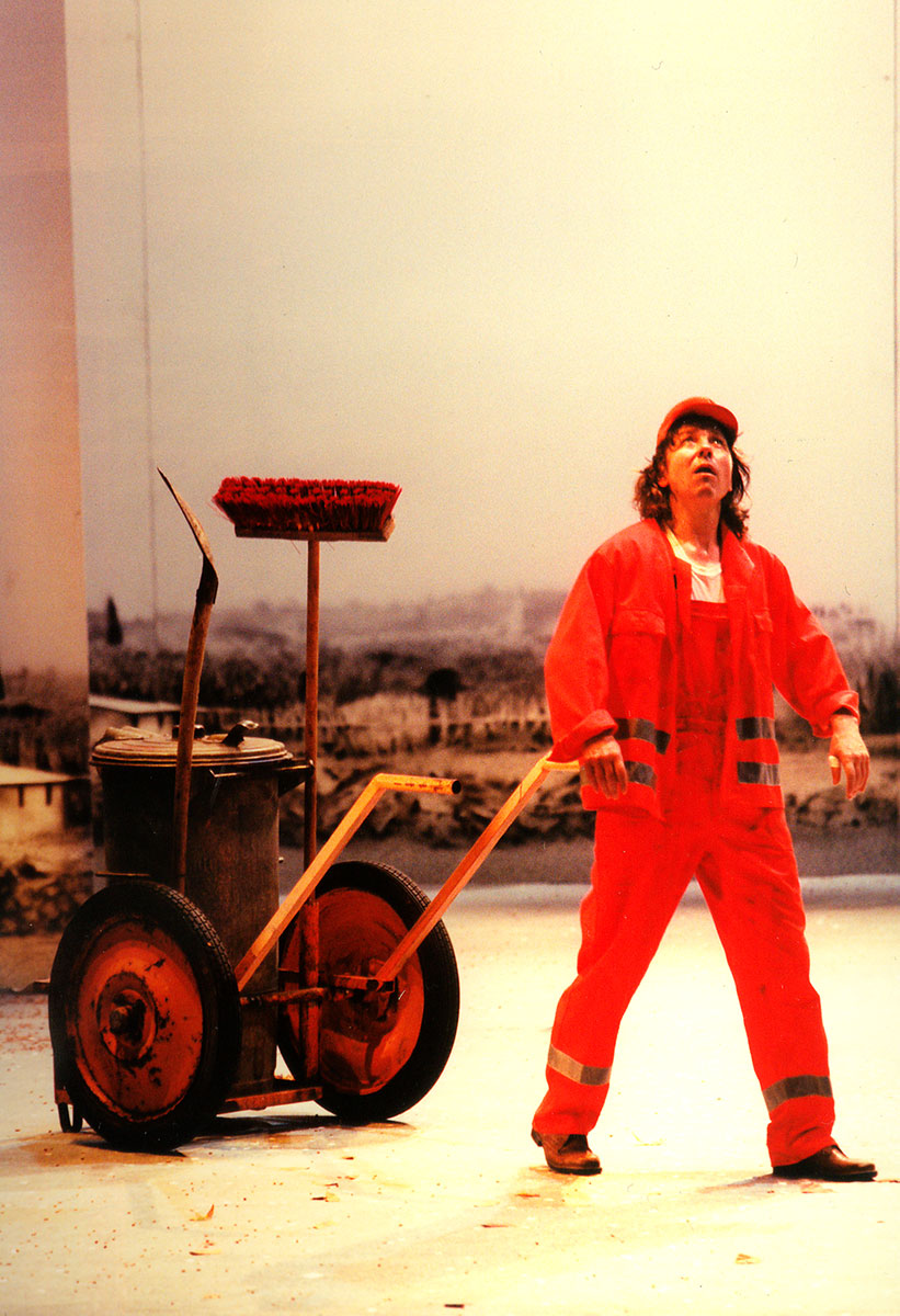 Szene aus Die Stunde da wir nichts voneinander wußten, Staatstheater Braunschweig, Kostüme: Mechthild Feuerstein, Foto: Oliver Fantitsch