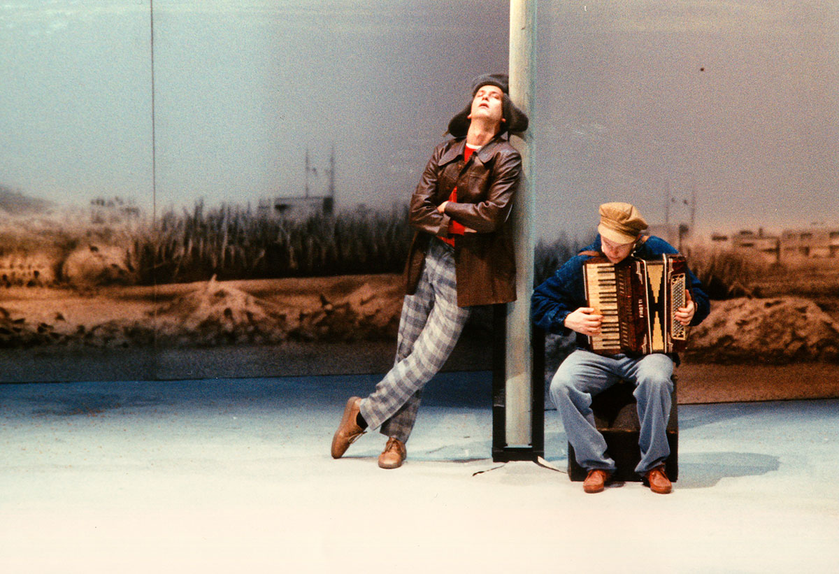 Szene aus Die Stunde da wir nichts voneinander wußten, Staatstheater Braunschweig, Kostüme: Mechthild Feuerstein, Foto: Oliver Fantitsch