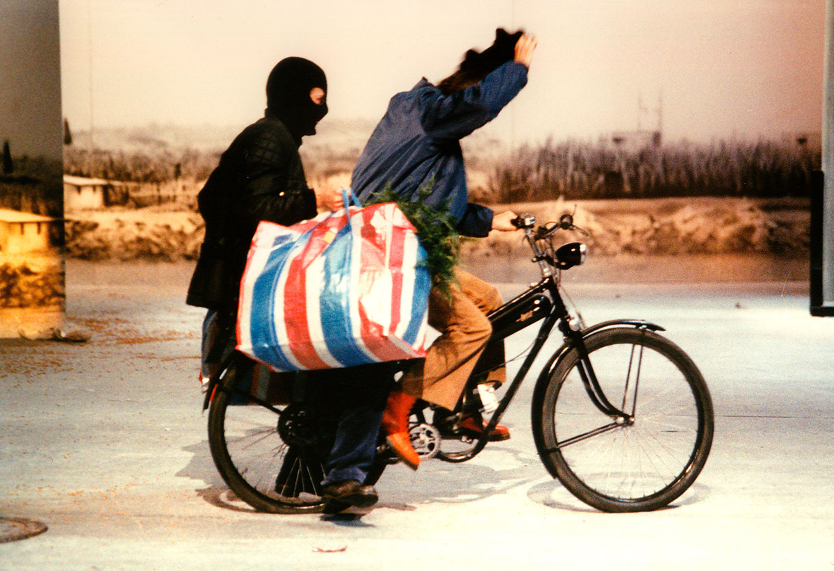Szene aus Die Stunde da wir nichts voneinander wußten, Staatstheater Braunschweig, Kostüme: Mechthild Feuerstein, Foto: Oliver Fantitsch