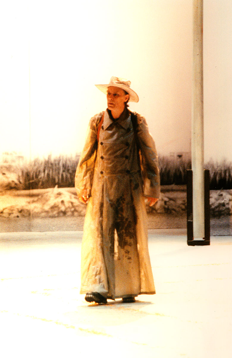 Szene aus Die Stunde da wir nichts voneinander wußten, Staatstheater Braunschweig, Kostüme: Mechthild Feuerstein, Foto: Oliver Fantitsch