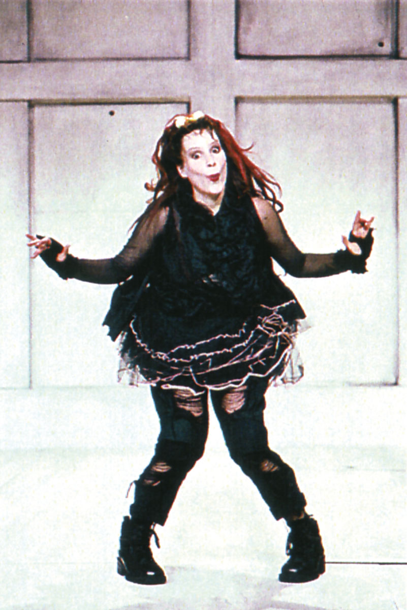 Szene aus Der kleine Vampir, Kammerspiele Paderborn, Bühne und Kostüme: Mechthild Feuerstein, Foto: Oliver Fantitsch