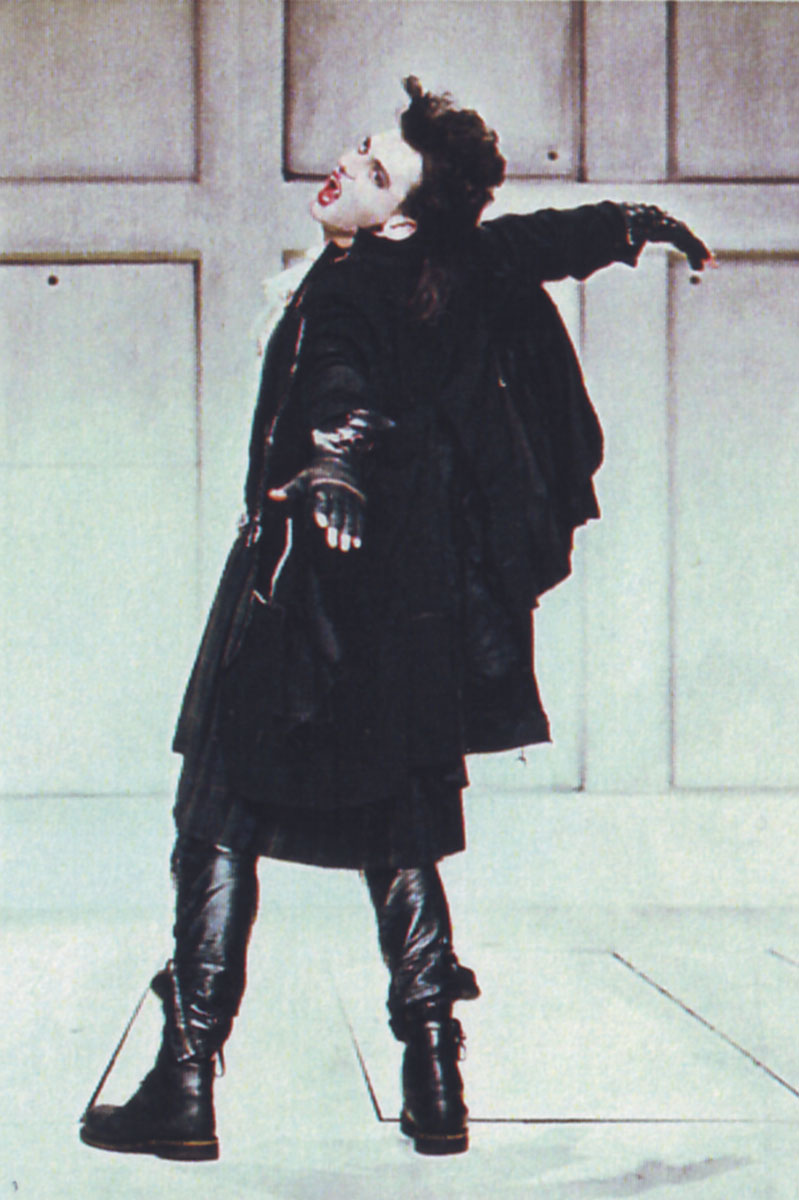 Szene aus Der kleine Vampir, Kammerspiele Paderborn, Bühne und Kostüme: Mechthild Feuerstein, Foto: Oliver Fantitsch