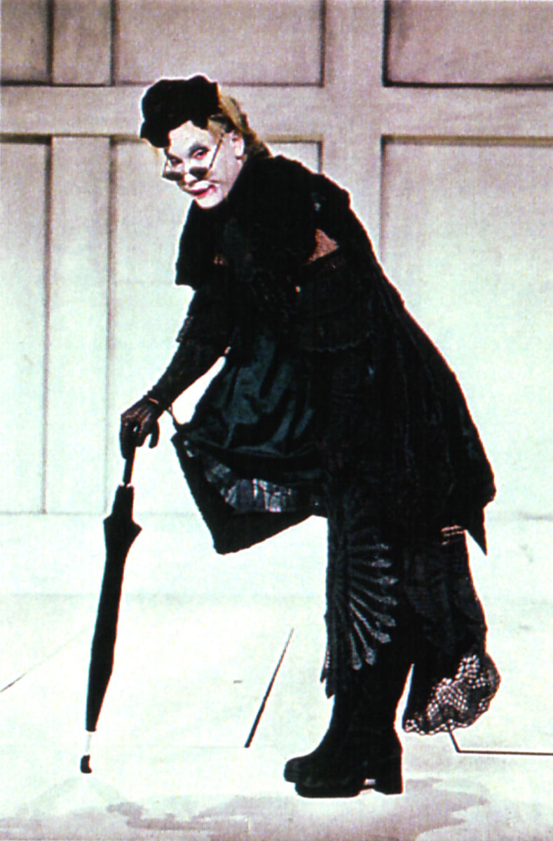 Szene aus Der kleine Vampir, Kammerspiele Paderborn, Bühne und Kostüme: Mechthild Feuerstein, Foto: Oliver Fantitsch