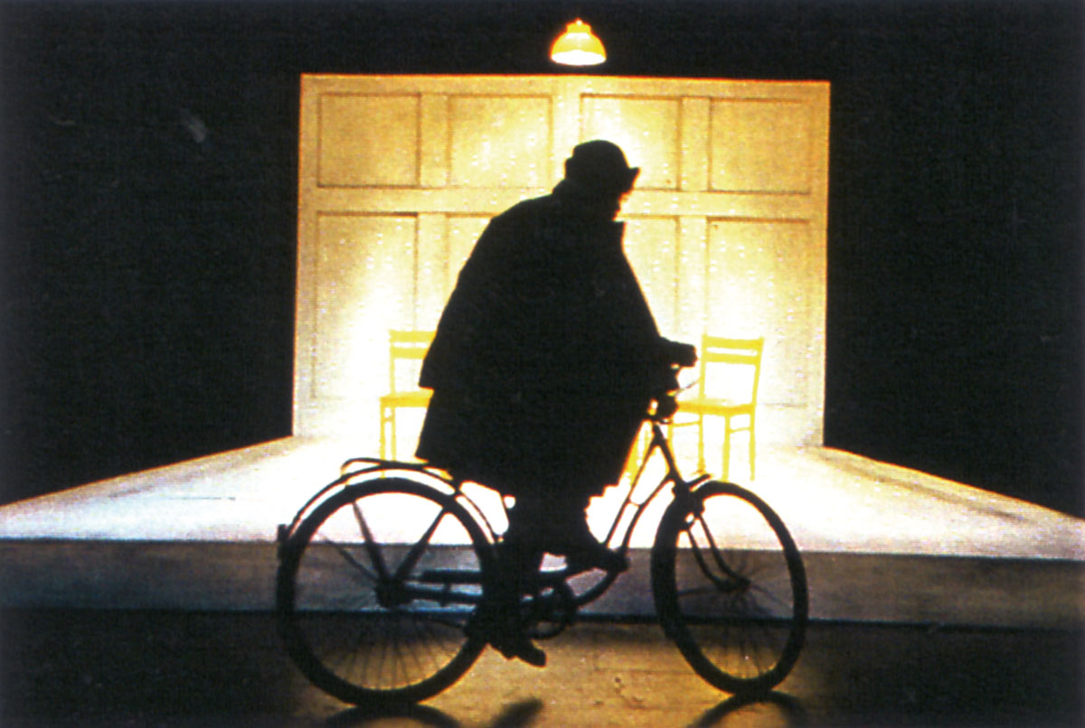 Szene aus Der kleine Vampir, Kammerspiele Paderborn, Bühne und Kostüme: Mechthild Feuerstein, Foto: Oliver Fantitsch