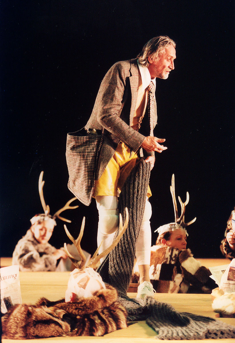 Szene aus Wie es Euch gefällt, Nationaltheater Mannheim, Kostüme: Mechthild Feuerstein, Foto: Oliver Fantitsch