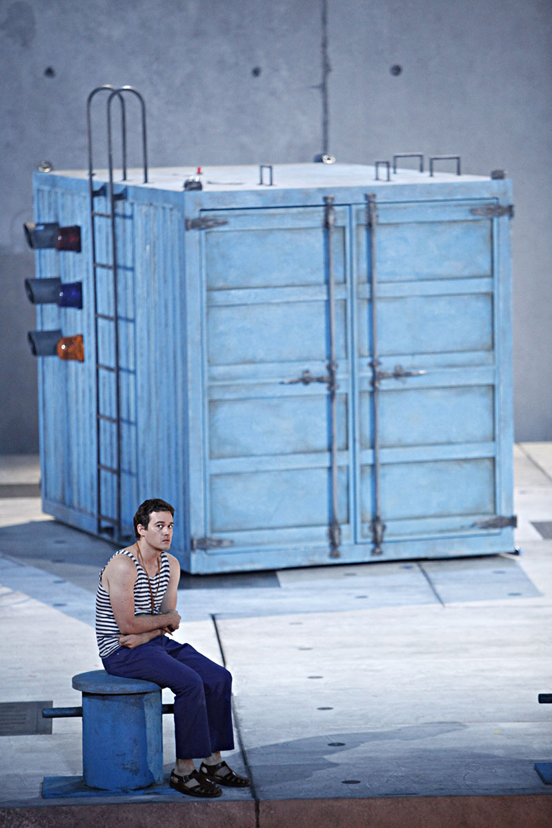 Szene aus Die Rote Zora, Komische Oper Berlin, Kostüme: Mechthild Feuerstein, Foto: Oliver Fantitsch