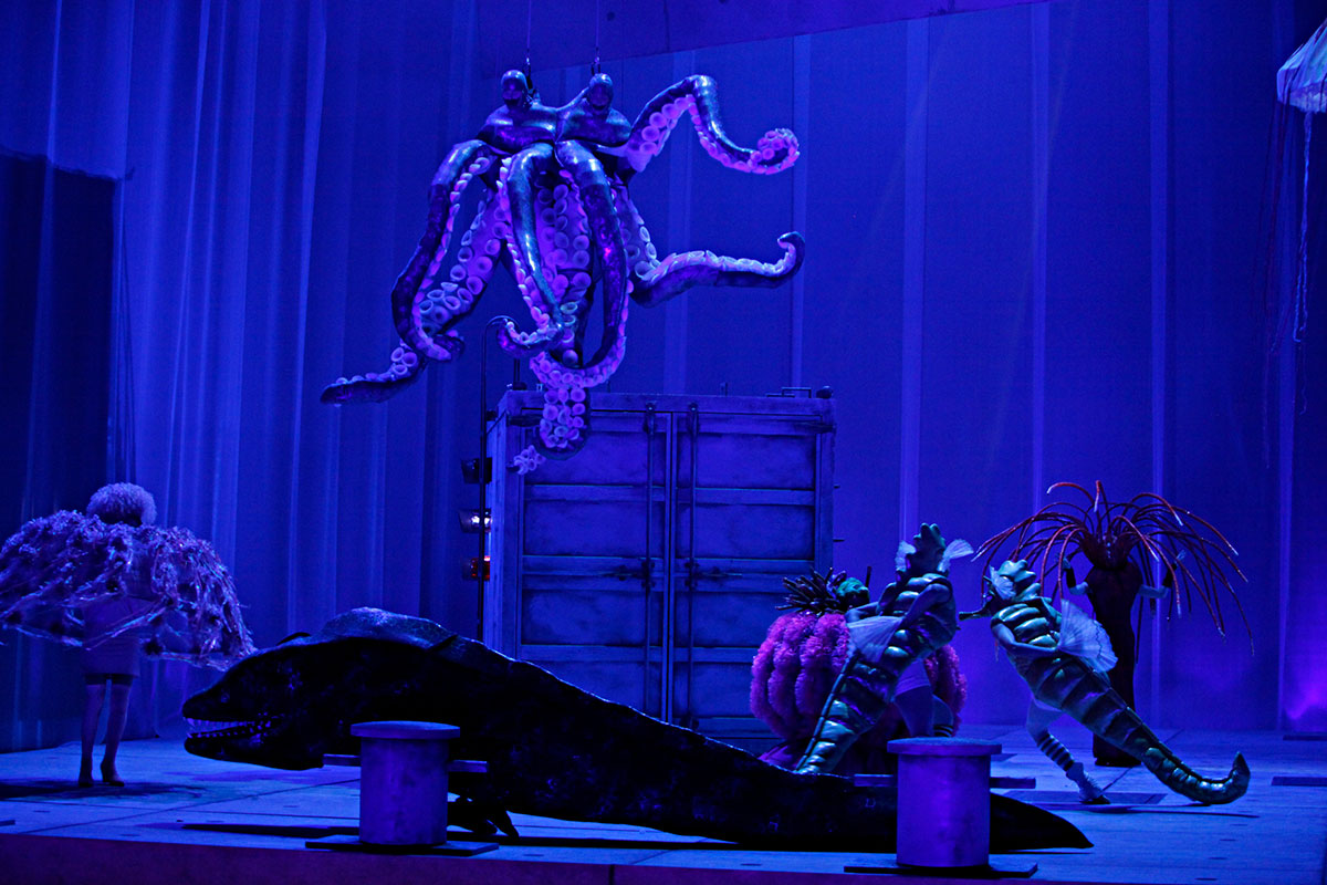 Szene aus Die Rote Zora, Komische Oper Berlin, Kostüme: Mechthild Feuerstein, Foto: Oliver Fantitsch