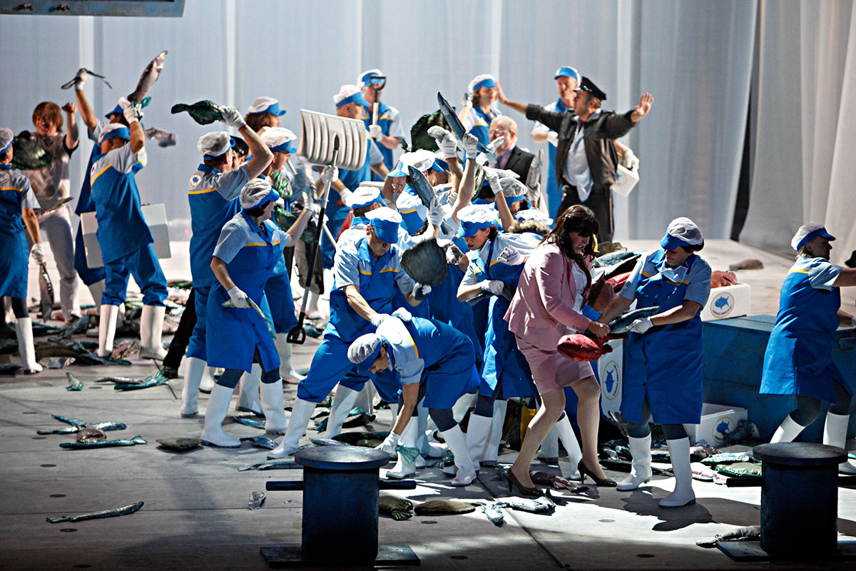Szene aus Die Rote Zora, Komische Oper Berlin, Kostüme: Mechthild Feuerstein, Foto: Oliver Fantitsch