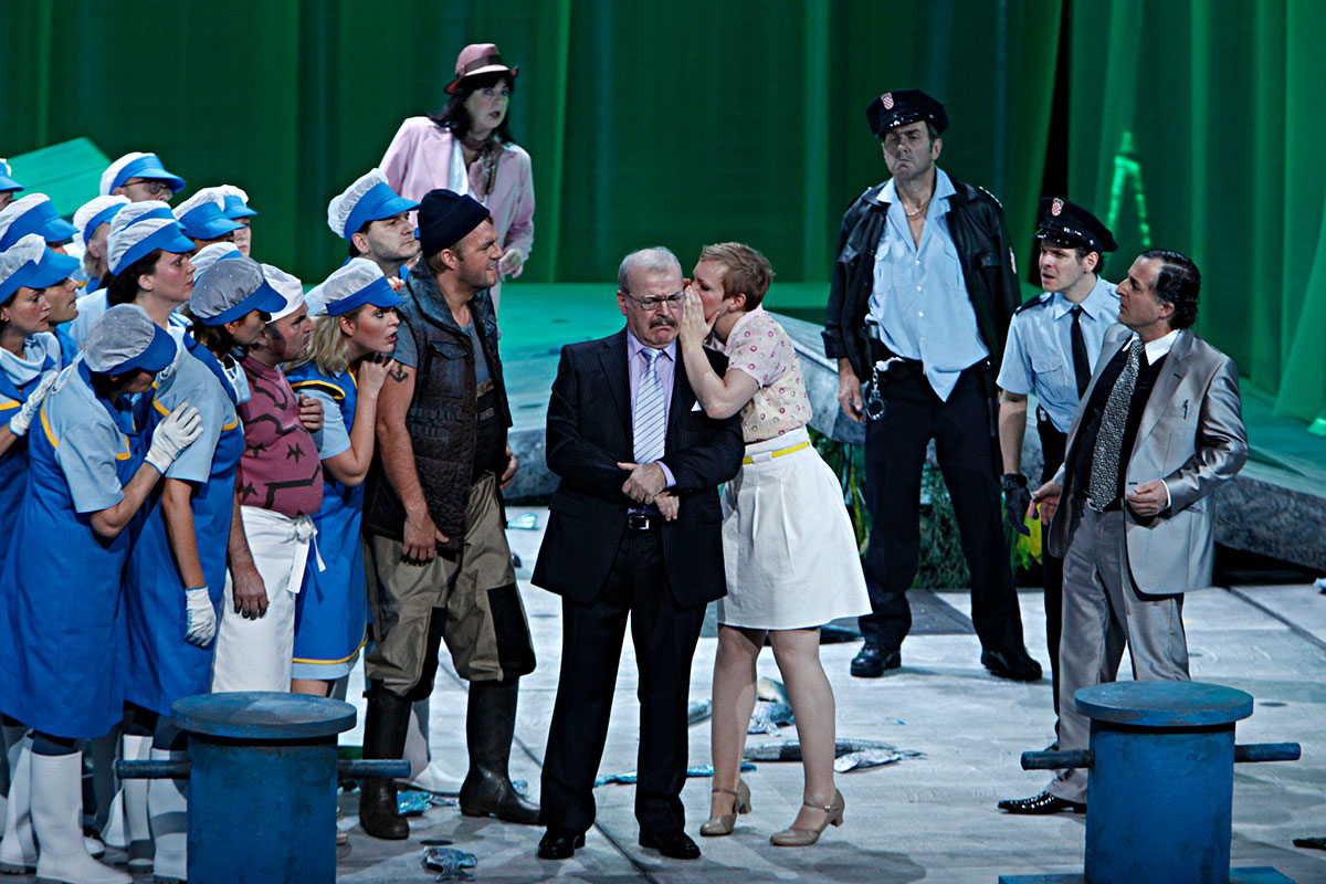 Szene aus Die Rote Zora, Komische Oper Berlin, Kostüme: Mechthild Feuerstein, Foto: Oliver Fantitsch